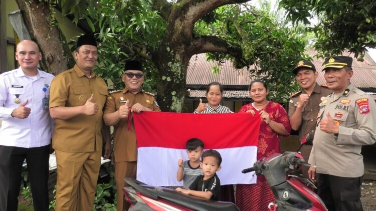 Semarakkan HUT ke-80 RI, Pemkab Pasbar dan Forkopimda Bagikan Bendera Merah Putih 1 PEMBAGIAN BENDERA— Bupati Pasaman Barat Yulianto memimpin kegiatan pembagian bendera merah putih gratis kepada warga, Senin (11/8) pagi.