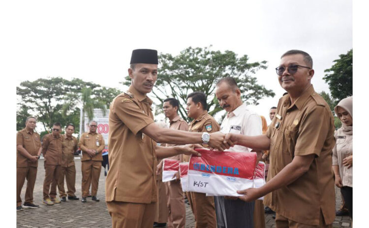 Pemkab Solsel Bagikan 10 Ribu Bendera Merah Putih 1 SERAHKAN BENDERA— Wakil Bupati Solsel Yulian Efi serahkan bendara
ke masing-masing OPD selanjutnya dibagikan kepada masyarakat.