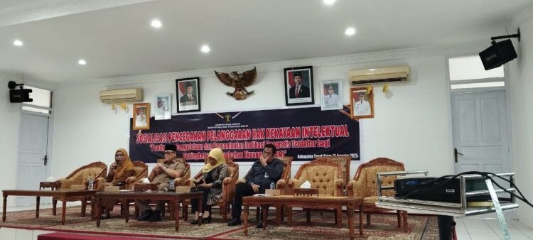 Pemkab Tanah Datar Dorong Produk Lokal Masuk Indikasi Geografis 1 SOSIALISASI—Asisten Pemerintahan dan Kesra Elizar dalam Sosialisasi Pencegahan Pelanggaran Hak Kekayakan Intelektual.