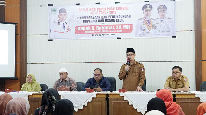 SOSIALISASI—  Pemko Bukittinggi bersama DPRD Sumbar gelar kegiatan sosialisasi Perda Nomor 16 Tahun 2019 tentang Pemberdayaan dan Perlindungan Koperasi dan Usaha Kecil, di Ruang Pertemuan Kantor Camat Guguk Panjang, Kota Bukittinggi, Senin (25/8).