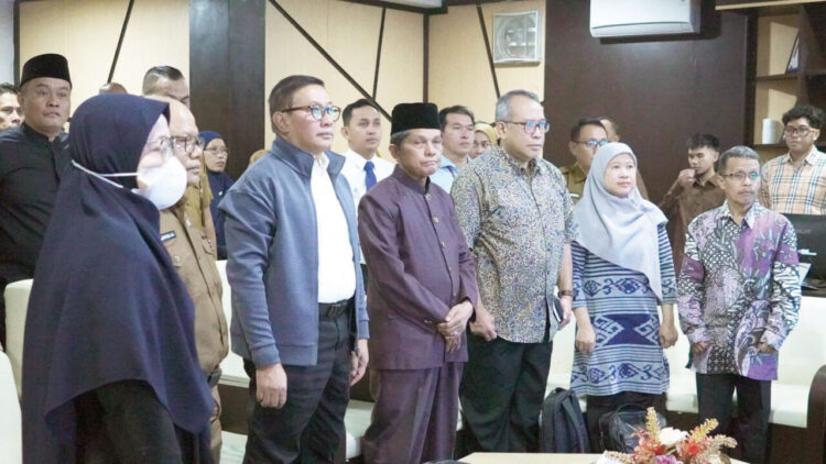 Dari Kota Sejarah ke Kota Modern, Bukittinggi Didorong jadi Pusat Perdagangan dan Wisata 1 RAPAT PERENCANAAN— Pemko Bukittinggi menunjukkan keseriusannya dalam menata kota bersejarah ini agar semakin maju dan berdaya saing. Hal itu terlihat saat Wali Kota Ramlan Nurmatias, bersama jajaran perangkat daerah, mengikuti Rapat Perencanaan Kota Terpadu untuk wilayah Sumatera dan Kalimantan secara daring dari BCC, Senin (25/8).