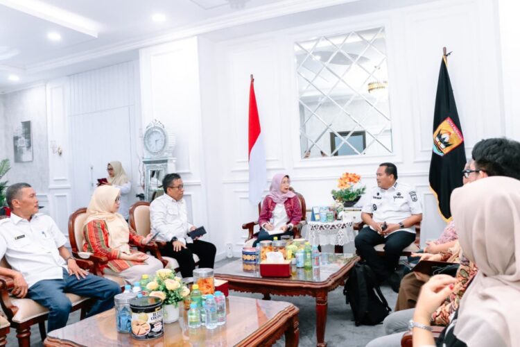 Pemko Pariaman Gandeng Kementerian LHK dalam Pengelolaan Sampah 1 DIALOG—Wali Kota Pariaman Yota Balad saat dialog bersama tim Pengendalian Lingkungan Hidup (Pusarpedal) Kementerian LHK berikan pendampingan pengelolaan sampah di Kota Pariaman, Rabu (27/8).