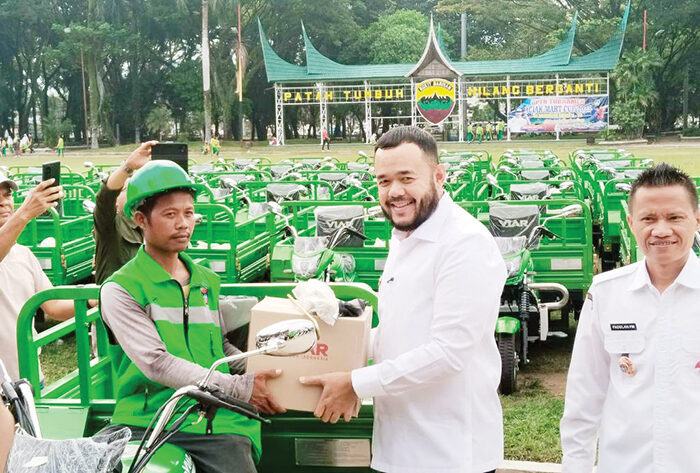 Pemko Padang Serahkan 178 Unit Betor untuk Petugas LPS 1 SERAHKAN BECAK MOTOR— Wali Kota Padang Fadly Amran, menyerahkan sebanyak 178 bentor sampah di Lapangan Imam Bonjol, Rabu (20/8). Penyerahan ini jadi langkah strategis dalam memperkuat peran Lembaga Pengelola Sampah (LPS).
