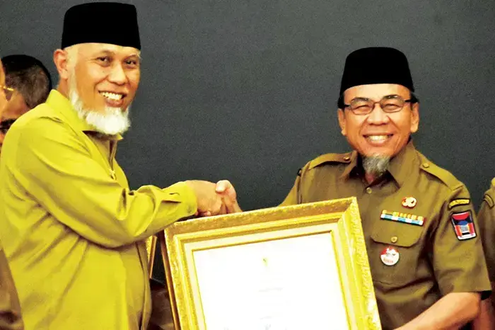 Pemko Padang Boyong 3 Penghargaan Bergengsi saat Rakor dengan Pemprov 1 PIAGAM PENGHARGAAN— Wakil Wali Kota Padang, Maigus Nasir menerima penghargaan yang diserahkan saat Rakor Pemerintah Provinsi Sumbar yang digelar di Auditorium Istana Gubernur Sumbar, Selasa (5/8).