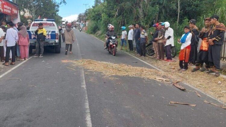 Pensiunan PNS Tewas Ditabrak Pemotor 1 TEWAS DITABRAK— Polisi melakukan olah TKP kasus pensiunan PNS yang tewas ditabrak pengendara sepeda motor di bawah umur di Kecamatan Canduang, Kabupaten Agam.