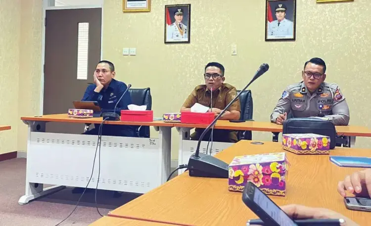 Pemprov Siapkan Hadiah Umrah bagi 5 Wajib Pajak Taat 1 HADIAH UMRAH— Kepala Bapenda Sumbar, Syefdinon saat memimpin rapat persiapan kegiatan Gebyar Pajak, yang digelar pada 14 Agustus 2025 di Auditorium Gubernuran, Selasa (5/8).