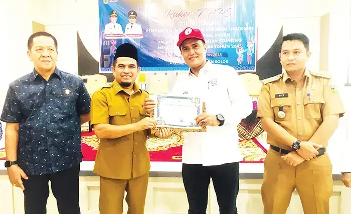 PENGHARGAAN— Wakil Bupati Solok, Candra menyerahkan penghargaan kepada Kepala Unit CSR PT Semen Padang, Idris, dalam Rapat Koordinasi Tim Percepatan Penurunan Stunting (TPPS) 2025 yang digelar di Aula Islamic Center, Koto Baru, Solok, Selasa (5/8).