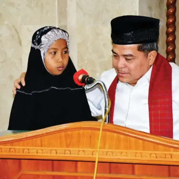 Bupati Agam Ingatkan Santri MDTA untuk Tidak Tinggalkan Shalat 5 Waktu 1 SHALAT SUBUH BERJEMAAH— Bupati Agam, Ir. H. Benni Warlis MM, Dt. Tan Batuah, saat menghadiri kegiatan didikan subuh
siswa SD dan MDTA.