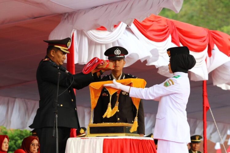 Penurunan Bendera Merah Putih Banjir Penonton