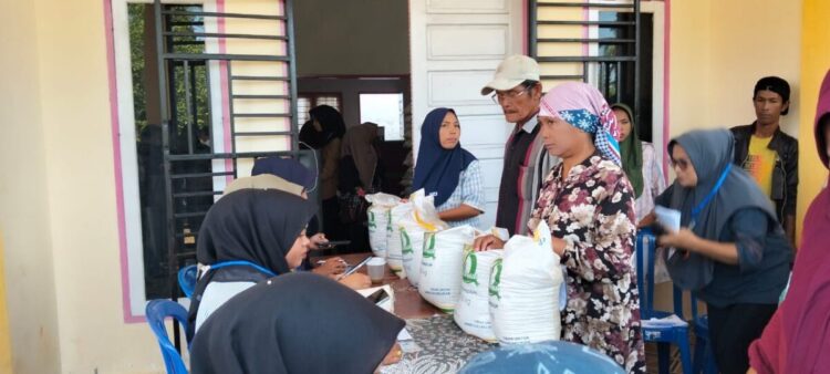 Penyaluran Bantuan Beras di Pessel Diduga Tak Tepat Sasaran, Sejumlah Warga Miskin Kecewa Gegara Tidak Menerima 1 BANTUAN BERAS— Sejumlah warga saat mengambil bantuan pangan Cadangan Beras Pemerintah (CBP).
