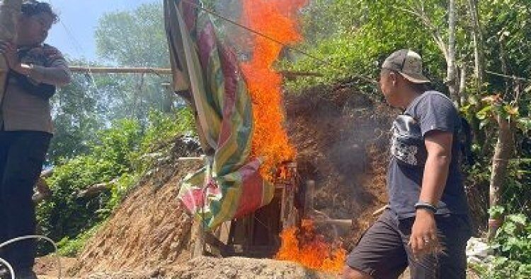 Camp Pekerja Tambang Emas Ilegal Dibakar, Berbagai Peralatan Menambang Disita 1 TAMBANG ILEGAL— Tim Satgas Anti Ilegal Mining Polres Solok Selatan memusnahkan camp pekerja di tambang ilegal dan mengamankan peralatan.