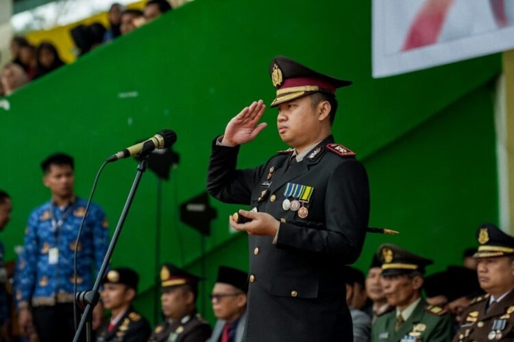 Kapolres AKBP M Faisal Pimpin Upacara Penurunan Bendera di Solsel 1 UPACARA PENURUNAN BENDERA—Kapolres Solok Selatan, AKBP M. Faisal Perdana menjadi Inspektur Upacara Penurunan Bendera Merah Putih, di GOR Rimbo Tangah, Minggu (17/8) sore.