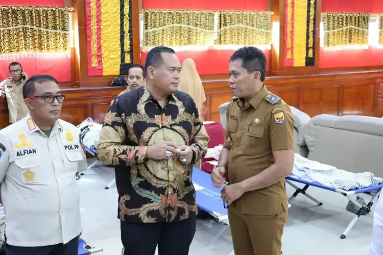 Peringati HUT Kemerdekaan RI ke-80, ASN Pemko Pariaman Lakukan Donor Darah 1 DONOR DARAH— Wali Kota Pariaman Yota Balad meninjau langsung kegiatan donor darah ASN untuk memeriahkan HUT Kemerdekaan RI ke-80, kemarin.