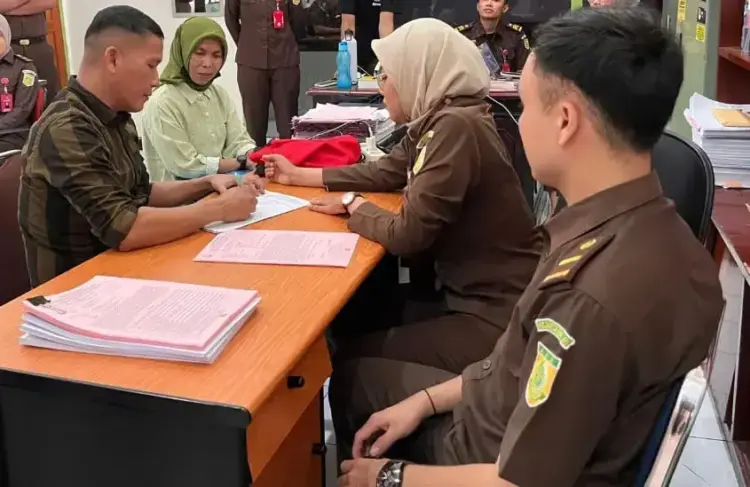 DISERAHKAN— Mantan Wali Nagari Sungai Nyalo IV Koto Mudiek, UA diserahkan ke JPU oleh penyidik.