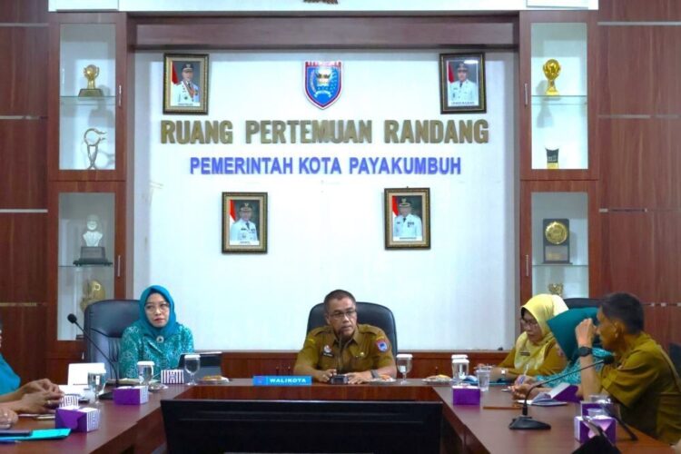 Perkuat Kesejahteraan Masyarakat, Pemko Payakumbuh Mantapkan Gerakan PKK hingga Dasawisma 1 ARAHAN— Sekretaris Daerah Rida Ananda, mewakili Wali Kota Payakumbuh berikan arahan saat acara rapat di Aula Randang Lantai 2 Balai Kota Payakumbuh, Senin (25/8).
