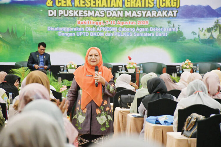 Perkuat Komitmen terhadap Pelayanan Layanan Kesehatan Masyarakat 1 NARASUMBER— Ketua TP PKK Kabupaten Agam, Ny Merry Benni Warlis didaulat sebagai narasumber dalam Workshop Nasional, yang digelar Akselerasi Puskesmas Indonesia (Apkesmi) Cabang Kabupaten Agam di Grand Royal Denai Bukittinggi, Jumat (8/8).