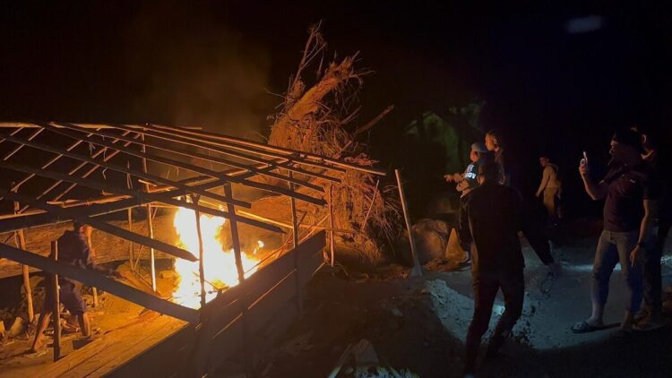 Tim Peti Singgalang 2025 Sisir Tambang Emas tanpa Izin 1 HANCURKAN PONDOK—Petugas gabungan menghancurkan pondok yang digunakan oleh para penambang dalam beraktivitas.