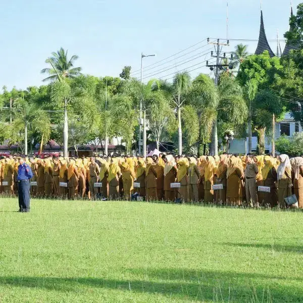Pimpin Apel Gabung ASN, Bupati Apresiasi Dedikasi Sekda Edi Busti 1 APEL GABUNGAN— Bupati Agam Benni Warlis, memimpin apel gabungan ASN di halaman Kantor Bupati Agam, Senin (4/8) pagi. Bupati menyampaikan apresiasi dan terima kasih atas pengabdian Edi Busti, selama menjabat sebagai Sekretaris Daerah di Pemerintah Kabupaten Agam.