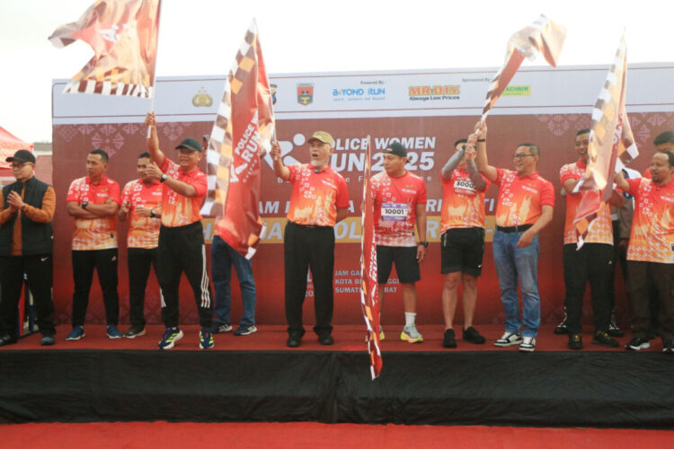 Membludak! Police Women Run 2025 Diikuti Ribuan Peserta, Kapolda Sumbar: Kegiatan ini Membuat Bukittinggi Menyala 1 PWR— Kapolda Sumbar Irjen Pol Gatot Tri Suryanta, bersama Gubernur Sumbar Mahyeldi Ansharullah saat mengangkat bendera sebagai tanda dimulainya Police Women Run (PWR) 2025 di Bukittinggi.