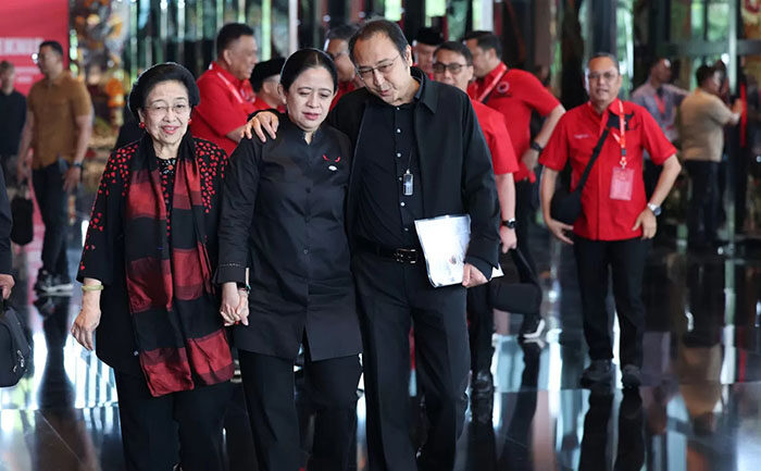 Ketum Megawati masih Merangkap Sekjen PDIP, Puan: Pasti akan ada Kejutan 1 MERANGKUL— Puan Maharani dan Prananda Prabowo saling merangkul Megawati Soekarnoputri.