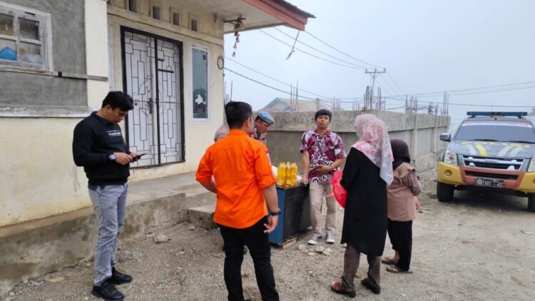 GERAKAN PANGAN MURAH— Personel Polres Padang Panjang  sedang melayani masyarakat yang akan membeli beras dan gula murah saat kegiatan Gerakan Pangan Murah (GPM), Sabtu (23/8).