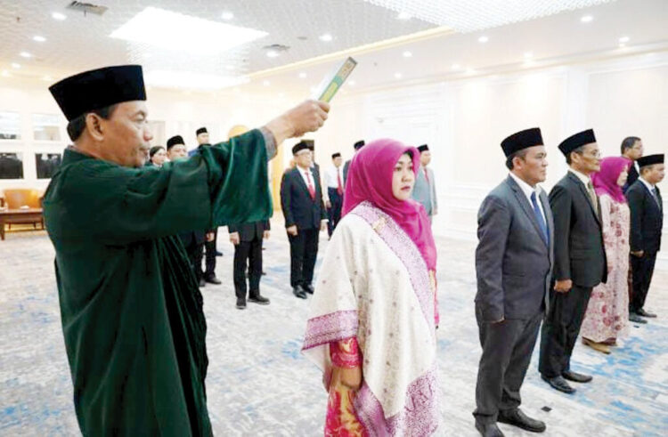 Dilantik Menteri Agama RI di Jakarta, Prof Martin Kustati Kembali Jadi Rektor UIN Imam Bonjol 1 PELANTIKAN REKTOR— Prof Martin Kustati kembali dilantik menjadi Rektor Universitas Islam Negeri (UIN) Imam Bonjol periode 2025-2029. Martin dilantik Menteri Agama RI Prof Nasaruddin Umar, di kantor Kemenag RI di Jakarta, Rabu (31/7).