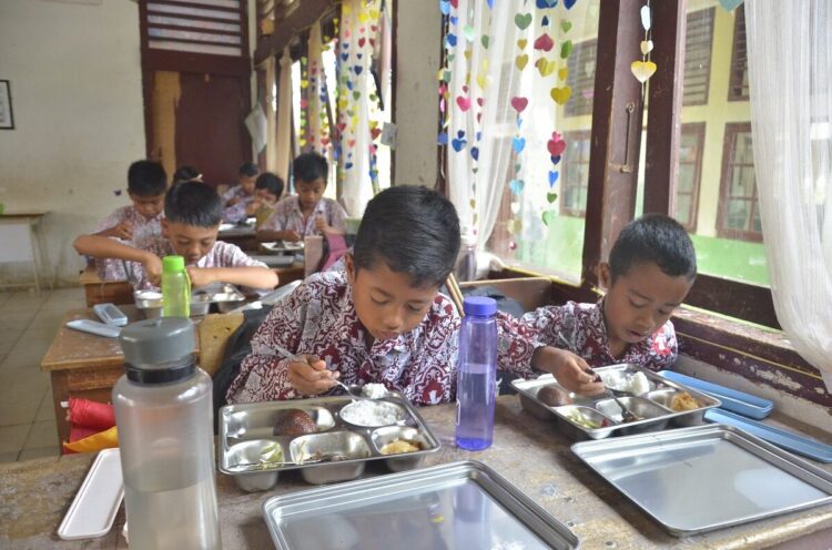 Program MBG Perdana di Sijunjung, 5000 Porsi Makanan Dibagikan untuk Siswa SD, SMP dan SMA 1 NIKMATI MBG—Sejumlah siswa SD di Kabupaten Sijunjung menikmati program Makanan Bergizi Gratis (MBG) yang sudah dimulai di daerah tersebut pada Rabu (13/8).