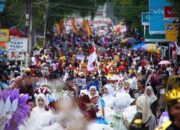 Ribuan Warga Saksikan Pawai Alegoris di Batusangkar