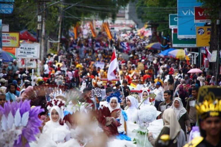 Ribuan Warga Saksikan Pawai Alegoris di Batusangkar 1 PAWAI ALEGORIS— Ribuan warga memadati ruas jalan untuk menyaksikan parade pawai alegoris di Batusangkar.