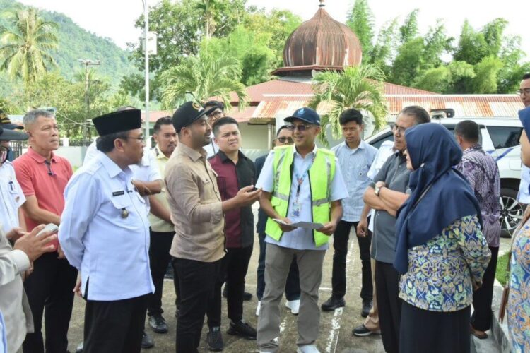 Penataan Pelabuhan Muaro, Pemko Padang, DPR, dan DPRD Sumbar Bersinergi Wujudkan Ikon Baru Kota 1 KUNJUNGI PELABUHAN MUARO— Wakil Wali Kota Padang, Maigus Nasir saat mendampingi Anggota Komisi V DPR RI, Zigo Rolanda, dan Wakil Ketua DPRD Sumbar, M. Iqra Chissa dalam kunjungan kerja ke Pelabuhan Muaro Padang, Rabu (30/7).