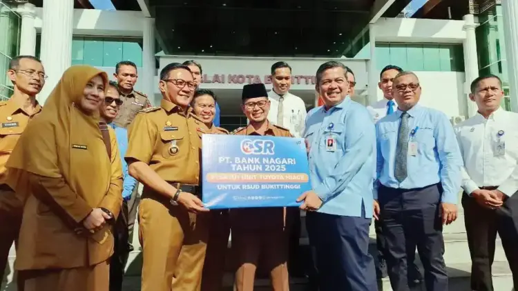 Untuk Antar Jemput Pasien, RSUD Bukittinggi Terima Bantuan Mobil CSR Bank Nagari 1 BANTUAN MOBIL— Wali Kota Bukittinggi, Ramlan Nurmatias menerima satu unit mobil bantuan CSR Bank Nagari diserahterimakan kepada Pemko untuk jemput antar pasien RSUD Bukittinggi, Senin (4/8), di halaman Balaikota Bukittinggi.