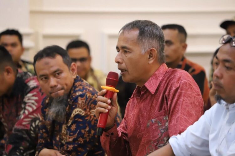 Ketua RT Keluhkan Honor Sekretaris dan Bendahara Dihapus 1 SAMPAIKAN ASPIRASI— Para Ketua RT dan LPM menyampaikan aspirasi kepada Wali Kota Padang Panjang Hendri Arnis terkait penghapusan honorer untuk sekretaris RT dan bendahara.