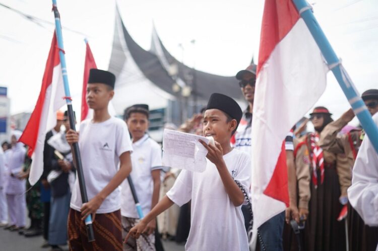 PAWAI ALEGORIS— Pemerintah Kota Solok menggelar Pawai Alegoris dalam rangka 
memeriahkan HUT ke-80 Kemerdekaan Republik Indonesia. Terlihat salah seorang 
peserta pawai alegoris sedang membaca puisi.