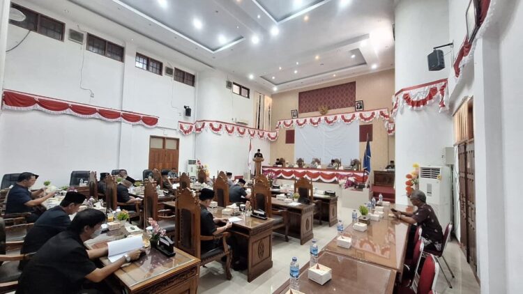 Ranperda Perubahan APBD TA 2025, Wako Sampaikan Tanggapan atas Pemandangan Umum Fraksi DPRD Sawahlunto 1 RANPERDA—Rapat Paripurna DPRD dalam Rangka Penyampaian Jawaban/ Tanggapan Wali Kota atas Pemandangan Umum
Fraksi-Fraksi DPRD terhadap Rancangan Peraturan Daerah tentang Perubahan Anggaran Pendapatan dan Belanja Daerah (APBD)
Kota Sawahlunto Tahun Anggaran 2025, Kamis (28/8) di ruang Rapat DPRD Kota Sawahlunto.