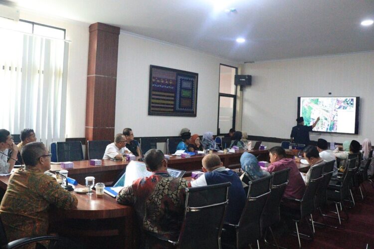 Pemko Payakumbuh Tolak Permohonan Pemindahan Tugu Kota Sehat 1 RAPAT KOORDINASI— Wakil Wali Kota Elzadaswarman pimpin rapat koordinasi menolak permohonan pemindahan Tugu Kota Sehat di Kelurahan Pakan Sinayan, Kecamatan Payakumbuh Barat.