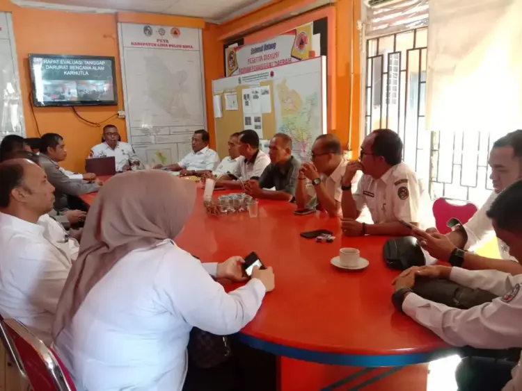 Masa Tanggap Darurat Karhutla Berakhir 1 RAPAT EVALUASI— Kalaksa BPBD Rahmadinol memimpin rapat evaluasi dan menyatakan Pemerintah Daerah Kabupaten Limapuluh Kota, mengumumkan berakhirnya Masa Tanggap Darurat Bencana Alam Kebakaran Hutan dan Lahan pada Rapat Evaluasi Tanggap Darurat Bencana Alam Karhutla di aula kantor BPBD Payakumbuh.