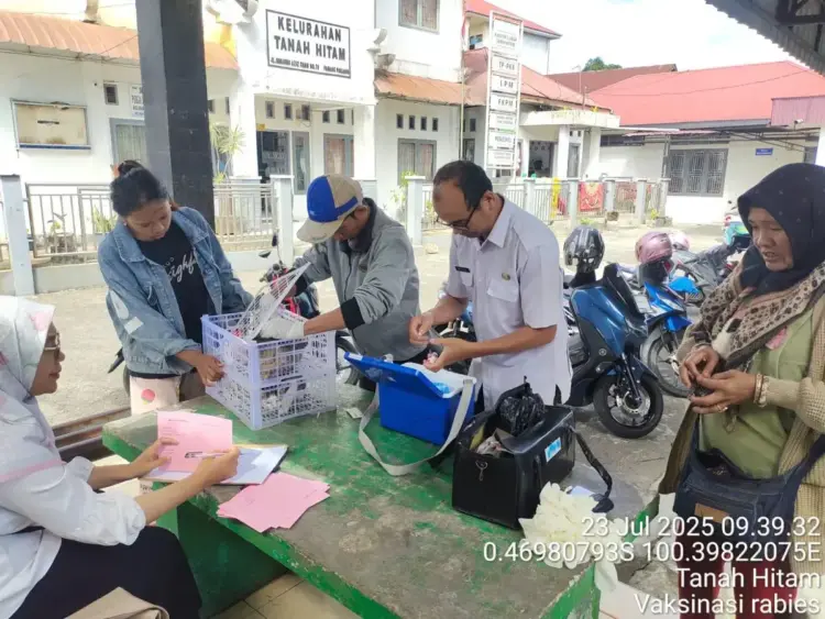 Vaksinasi Massal di 16 Kelurahan Rampung 1 VAKSINASI MASAL— Petugas dari Keswan Dinas Pangan dan Pertanian sedang melakukan vaksinasi rabies massal terhadap Hewan Penular Rabies (HPR). Kegiatan ini telah dilaksanakan di 16 kelurahan, sejak 7 Juli 2025 sampai dengan 31 Juli.