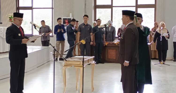 PELANTIKAN SEKDA— Bupati Pasaman Welly Suhery resmi melantik Yudesri sebagai Sekretaris Daerah (Sekda) Kabupaten Pasaman defenitif.