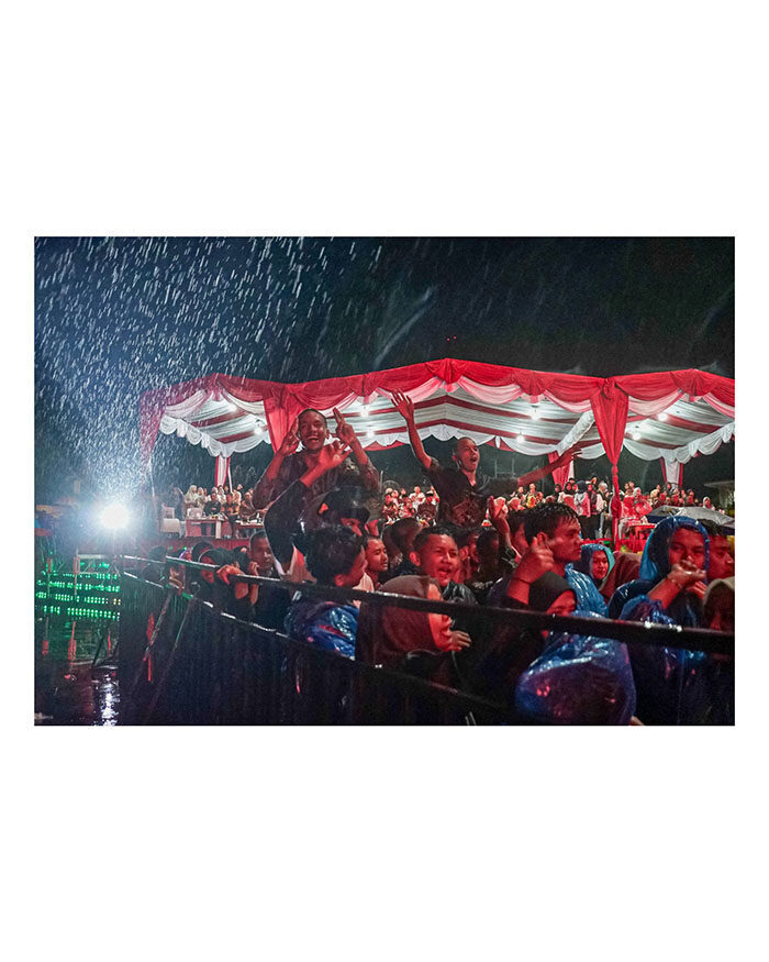 Peringatan HUT ke-80 RI di Solsel, Ribuan Warga Nikmati Hiburan Rakyat 1 HIBURAN RAKYAT— Meski diguyur hujan, tak menyurutkan semangat ribuan orang untuk tumpah ruah memadati RTH Solok Selatan di Padang Aro untuk menyaksikan malam Resepsi Peringatan Hari Kemerdekaan yang diselenggarakan Pemerintah Kabupaten Solok Selatan, pada Minggu (17/8) malam.