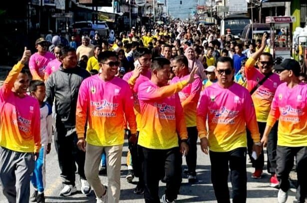LOMBA GERAK JALAN SEHAT— Bupati Pasaman Welly Suhery mengikut lomba gerak jalan sehat menyambut HUT ke-80 RI, Sabtu (9/8).