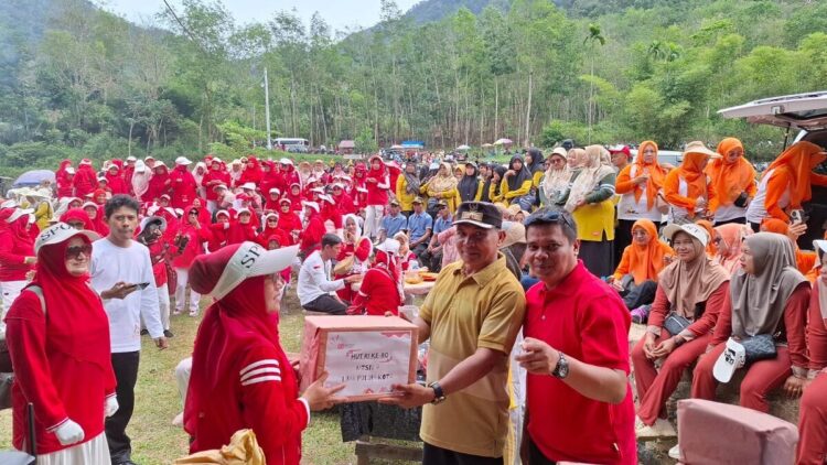 Gerak Jalan Sehat dan Senam Bersama Meriahkan HUT RI, Ribuan Warga Padati Objek Wisata Mangkisi 1 GERAK JALAN SEHAT—Ribuan peserta dari berbagai Jorong dan Nagari di Kecamatan Lareh Sago Halaban (Lasahan) Kabupaten Limapuluh Kota ikuti gerak jalan sehat dalam rangkaian peringatan HUT Kemerdekaan RI Ke-80 tahun 2025. Gerak jalan sehat dan senam bersama dipusatkan di Objek Wisata Mangkisi Nagari Balai Panjang, Rabu (13/8).