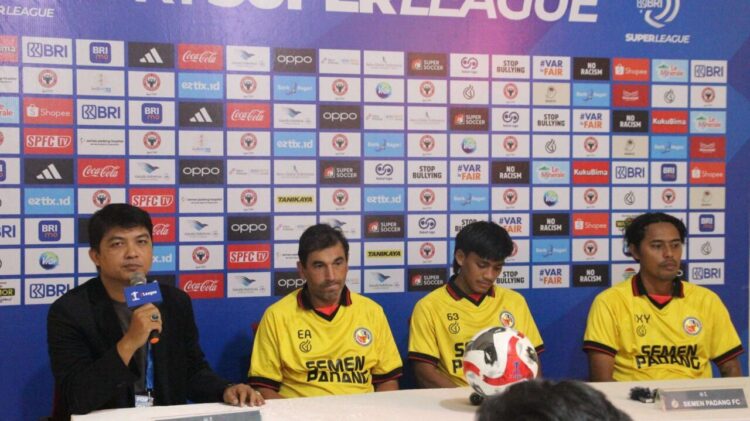 KONFERENSI PERS— Pelatih Semen Padang FC Eduardo Almeida didampingi pemian Ripal Wahyudi dalam sesi konfernsi pers jelang pertandinganh, Kamis (21/8).