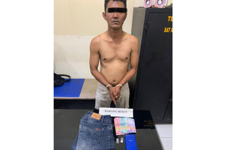 Pengedar Diciduk saat Tunggu Pembeli di Tepi Pantai, 2 Paket Sabu Disita Polisi 1 PENGEDAR—Pelaku DJ (44) yang diduga sebagai pengedar sabu ditangkap Tim Satresnarkoba Polres Agam.