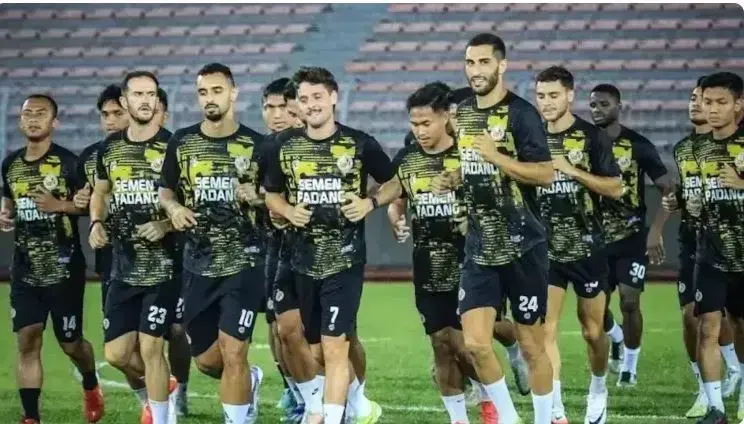Pencabutan Sanksi Tinggal Menunggu Administrasi, I-League Pastikan Semen Padang FC Bisa Turunkan Pemain Baru 1 PEMAIN BARU— Sanksi dari FIFA yang sempat membayangi tim asal Sumatra Barat tersebut kini telah memasuki tahap penyelesaian dan pencabutan resmi hanya tinggal menunggu proses administratif. Semen Padang FC (SPFC) dipastikan bisa menurunkan pemain baru mereka, baik itu asing ataupun lokal di awal kompetisi Liga 1 musim 2025/2026.