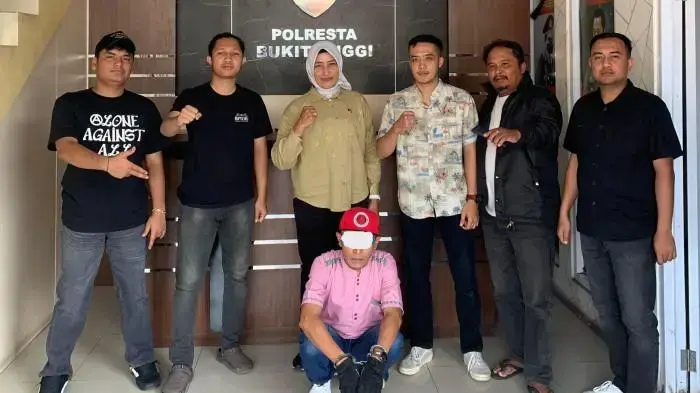 Bejat! Satpam Sekolah Cabuli Anak Tiri Berkali-kali, Dipergoki Istri sedang Menindih 1 CABUL— Pelaku RC (41) yang tega mencabuli putri tirinya ditangkap jajaran Satreskrim Polresta Bukittinggi.