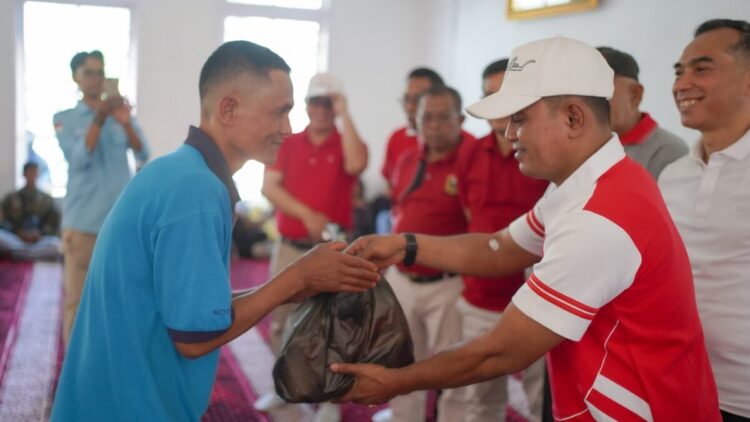 Pemkab Salurkan 400 Paket Bantuan untuk Warga Gunung Talang 1 PENUERAHAN BANTUAN— Bupati Solok Jon Firman Pandu bersama Ketua Baznas Kabupaten Solok, menyerahkan paket bantuan kepada masyarakat yang membutuhkan di sekitaran Kecamatam Gunung Talang.