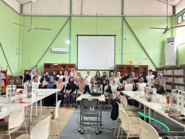 50 Peserta Lomba Video Konten Ikuti Bimtek, Narasumber Febri Anita Sari dan Wella Madiosi 1 IKUTI BIMTEK— Peserta lomba video konten literasi mengikuti bimtek di ruang Pustaka Adinegoro, Kota Sawahlunto.