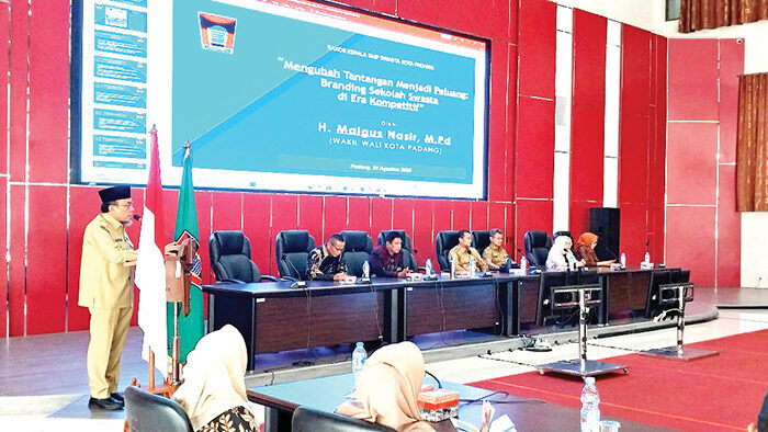 Rakor SMP Swasta 2025 se-Kota Padang, Sekolah Didorong menjadi “Rumah” Menyenangkan dan Inovatif 1 RAKOR SMP SWASTA— Wali Kota Padang, Maigus Nasir bersama Kepala Dinas Pendidikan dan Kebudayaan Kota Padang, Yopi Krislova, menghadiri Rakor Kepala Sekolah dan Wakil Kurikulum SMP Swasta se-Kota Padang Tahun 2025, Senin (25/8) di Gedung Pertemuan Bagindo Aziz Chan, Balaikota Aia Pacah.