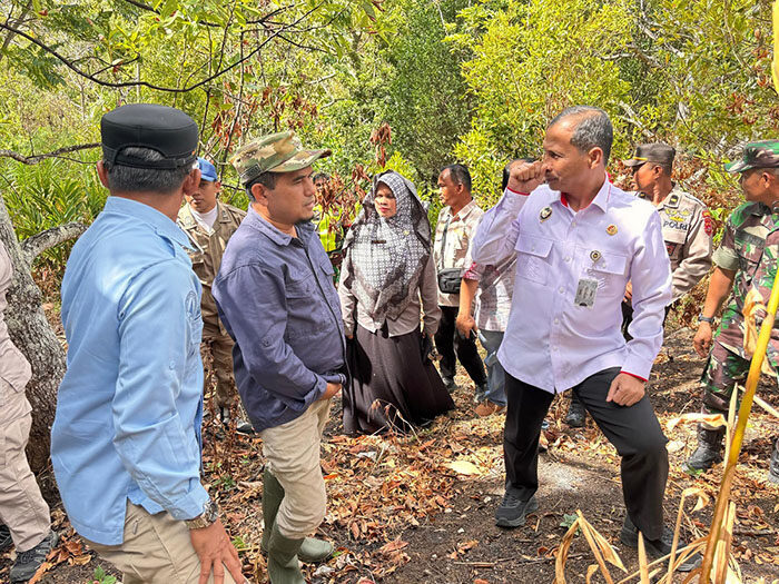 Brigjen TNI Frenky E Riaupassa Kunjungi Kabupaten Solok, Kemenko Polhukam Pastikan Penanganan Dampak Karhutla 1 KUNJUNGI LOKASI KEBAKARAN —Sekretaris Deputi Bidang Koordinasi Pertahanan Negara dan Kesatuan Bangsa Kemenko Polhukam RI, Brigjen TNI Frenky E. Riupassa, kunjungi lokasi terdampak kebakaran hutan dan lahan (Karhutla) di Bukit Tandang dan Paninggahan, Kecamatan Junjung Sirih, Kabupaten Solok.