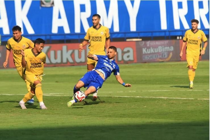 Jamu Dewa United di GHAS, Semen Padang FC Dibayangi Rekor Buruk 1 OPTIMIS RAIH KEMENANGAN— Semen Padang FC akan menjamu Dewa United pada laga pekan kedua liga Super League 2025/2026 pada Jumat (15/8) sore di GOR Haji Agus Salim. Skuad Kabau Sirah menargetkan meraih kemenangan pertama di musim baru ini. Sebelumnya, di laga perdana Super League pekan lalu, Semen Padang kalah 0-2 dari Persib Bandung.